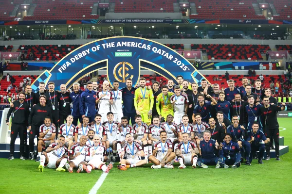 Flamengo após levantar a taça do Derby das Américas