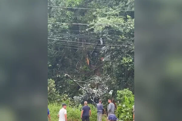 Imagem colorida mostra local onde helicóptero caiu na cidade de Barueri - Metrópoles