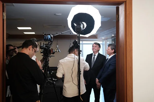 Bolsonaro e Tarcísio Freitas gravam programa em Brasília