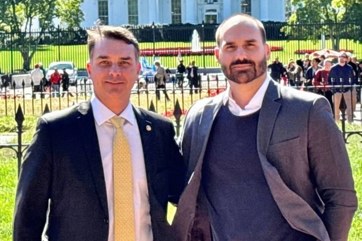 A segunda missão de Flávio Bolsonaro nos EUA, além de acalmar Eduardo 1 Flávio e Eduardo Bolsonaro nos Estados Unidos