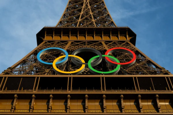 Imagem colorida dos arcos olímpicos em Paris- Metrópoles