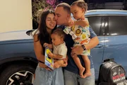 João Gomes posa com a esposa, Ary Mirelle, e os filhos antes de viagem internacional