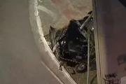 Motorista foi arremesado para fora de carro após bater contra poste durante suposto racha Motorista foi arremesado para fora de carro após bater contra poste durante suposto racha