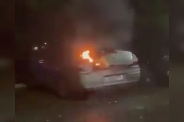 Imagem colorida de um carro pegando fogo - Metrópoles