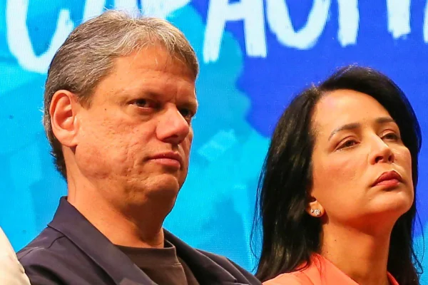 O governador de São Paulo, Tarcísio de Freitas (Republicanos), e a primeira-dama do Estado, Cristiane Freitas