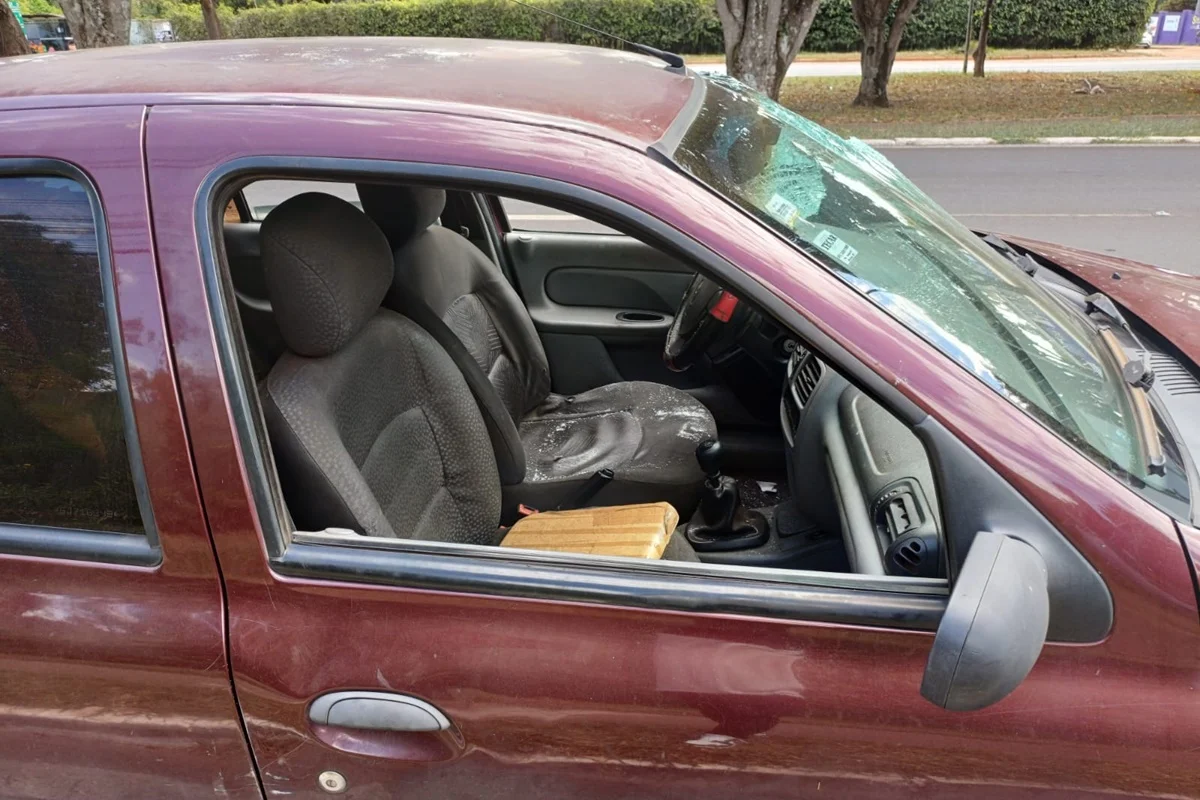 O motorista ficou ferido e foi conduzido a um hospital da região O motorista ficou ferido e foi conduzido a um hospital da região