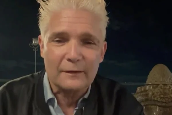 Ator de Goonies, Corey Feldman passa mal em voo e é levado ao hospital - Metrópoles