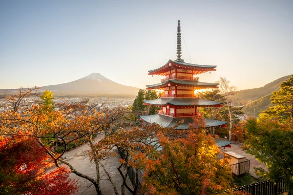 Foto colorida de construção japonesa e o Monte Fuji ao fundo - Metrópoles