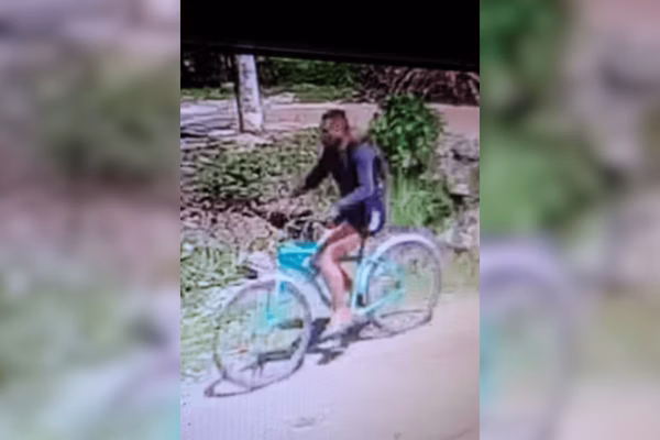 Mulher é perseguida por homem se masturbando Mulher é perseguida por homem se masturbando
