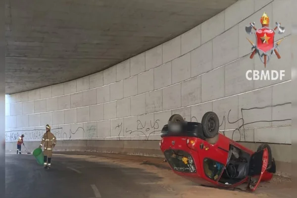 Carro com gestante e criança capota em viaduto da EPNB