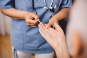 Esta condição médica refere-se ao aumento da gordura corporal e que provoca uma série de doenças associadas, como diabetes tipo 2, hipertensão, problemas de coração, dislipidemia (colesterol alto), esteatose (gordura no fígado) e outras comorbidades causadas pelo excesso de peso