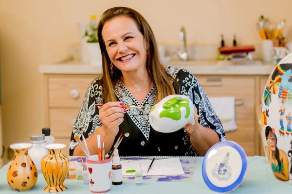 Rosália Peixoto encanta com suas pinturas em porcelana