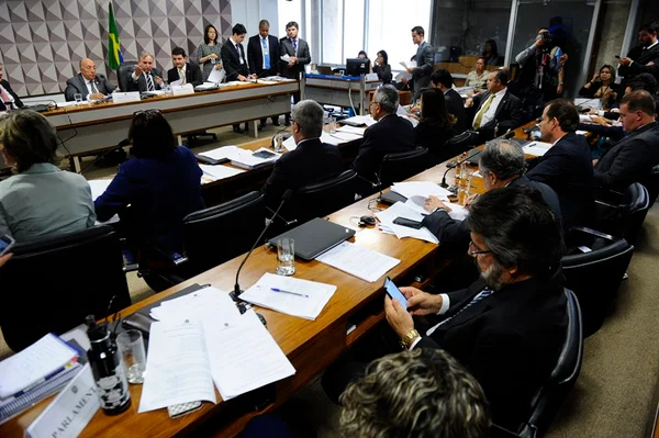 Parecer que reformula ensino médio é aprovado em comissão no Congresso