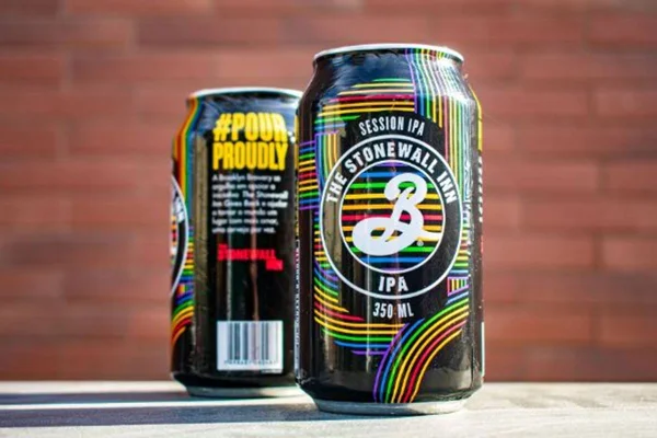Duas latas de cerveja com linhas coloridas e rótulo The Stonewall Inn