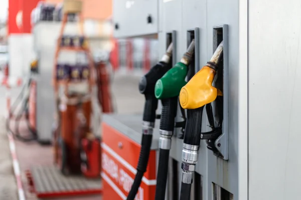 Imagem colorida de bombas de posto de gasolina. Frentista obrigada a usar legging receberá R$ 23 mil após assédio. - Metrópoles