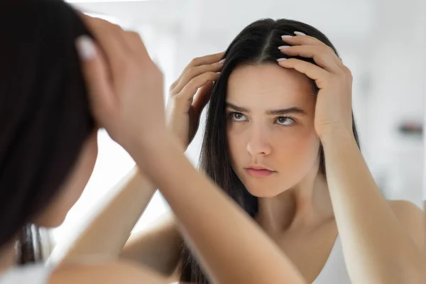 Especialista revela por que você nunca deve arrancar um cabelo branco