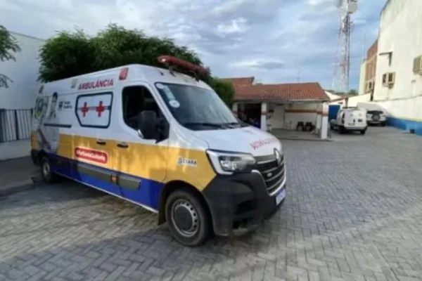 Imagem colorida, CE: homem finge mal-estar e usa ambulância como carona para ir ao bar - Metrópoles