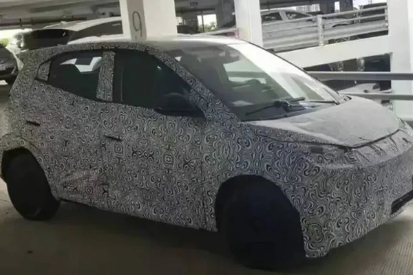 Imagem colorida mostra carro da BYD, que pretende lançar carro elétrico de baixo custo no Brasil - Metrópoles