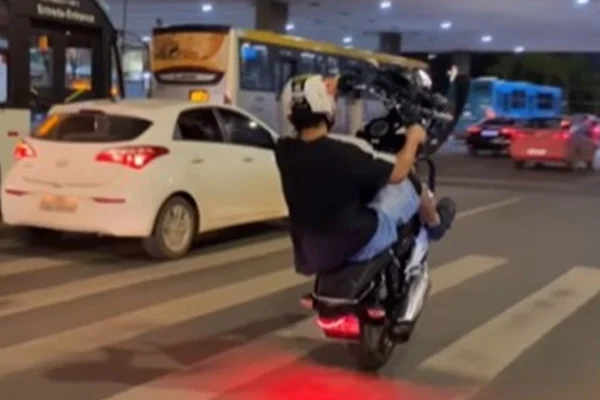Motociclista influenciador - Metrópoles