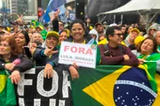 Apoiadores de Flávio Bolsonaro em ato na Paulista