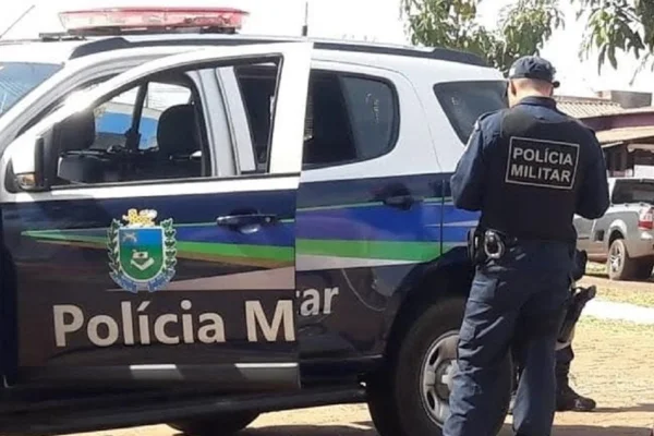 Imagem colorida de policial militar em frente a viatura - Metrópoles