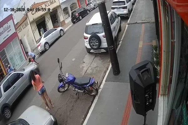 Vídeo: criança é salva pelo irmão segundos antes de ser atropelada no MT