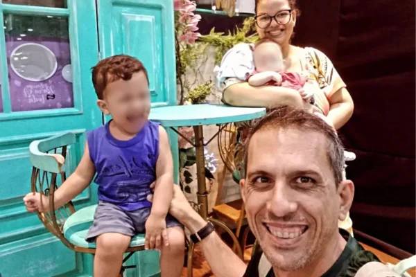 Foto colorida de Rodrigo Nunes de Oliveira com a esposa Ana Paula e os dois filhos - Metrópoles