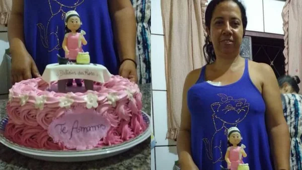 imagem colorida com uma mulher em frente a bolo decorativo de aniversário - Metrópoles