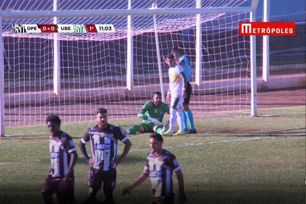 Árbitro atende goleiro durante partida entre Operário-MS e Uberlândia-MG pela Série D