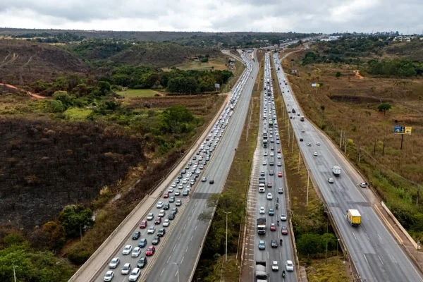 Vídeo: acidente na BR-020 causa congestionamento quilométrico