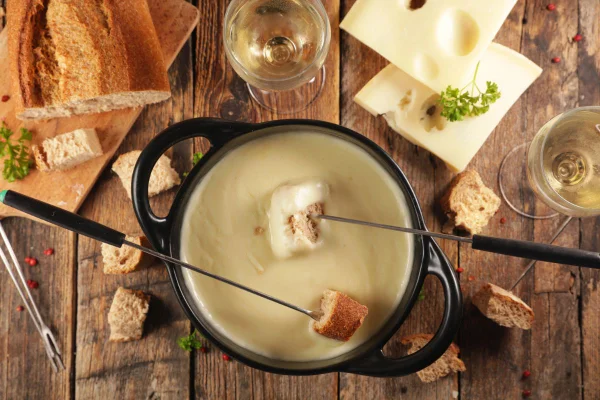 panela com fondue de queijo