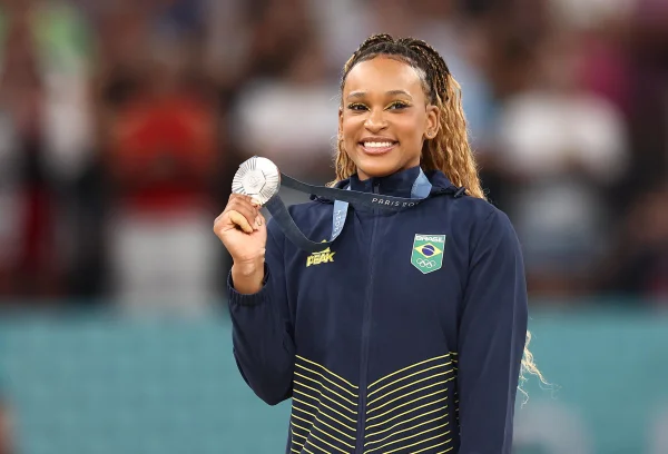 Imagem colorida de Rebeca Andrade com medalha de prata após final individual geral em Paris- Metrópoles