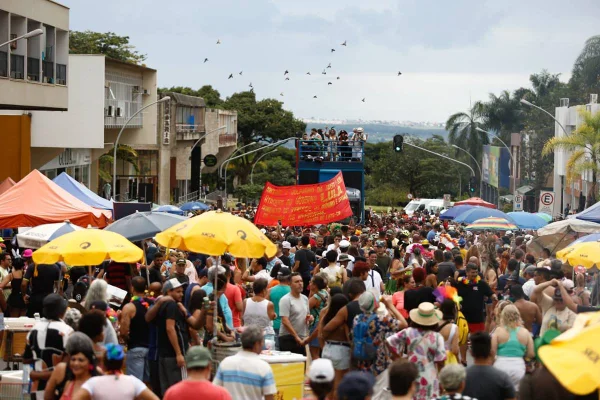 Foto colorida do bloco Pacotão, na asa norte - Metrópoles