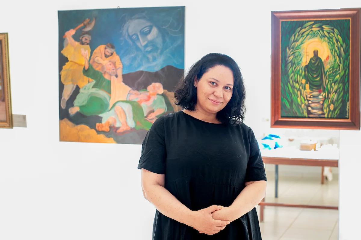 Misheli ao lado de sua obra "Martírio de Judas e Simão” Misheli ao lado de sua obra "Martírio de Judas e Simão”