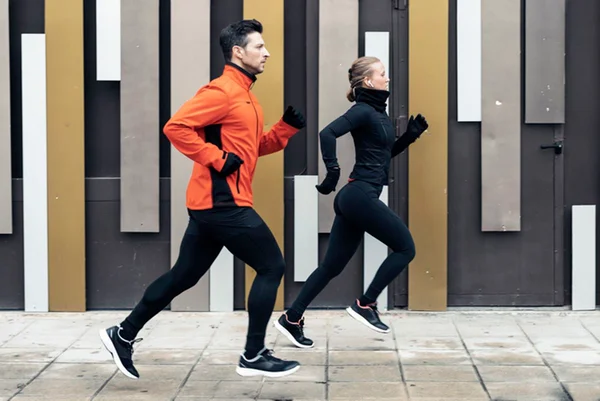 Casal corre em rua no inverno - Metrópoles