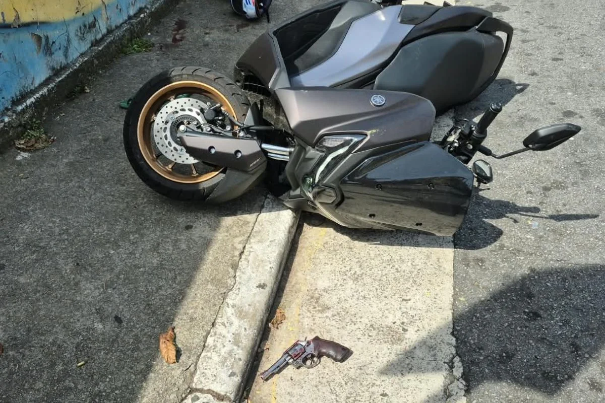 Filho de policial civil estava na garupa da motocicleta quando criminosos anunciaram assalto. Um suspeito foi morto e outro conseguiu fugir - Metrópoles Filho de policial civil estava na garupa da motocicleta quando criminosos anunciaram assalto. Um suspeito foi morto e outro conseguiu fugir - Metrópoles