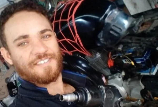 Em foto colorida, rapaz branco com barba e cabelos ruivos - Metrópoles