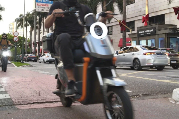 Imagem mostra scooter na Avenida Faria Lima, em São Paulo - Metrópoles