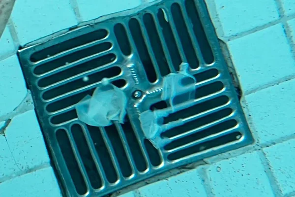 Camisinhas em ralo de piscina