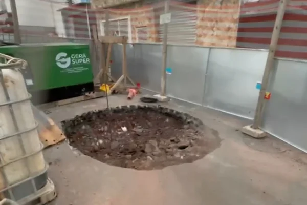 Imagem colorida de obra da Sabesp. Metrópoles
