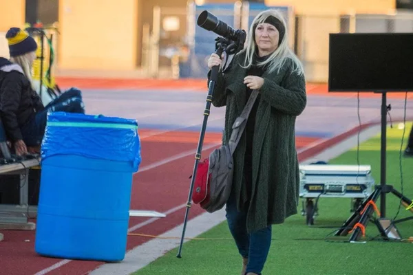 Foto colorida de Linda Gregory, fotografa que morreu depois de ser atingida por jogadores de futebol americano - Metrópoles