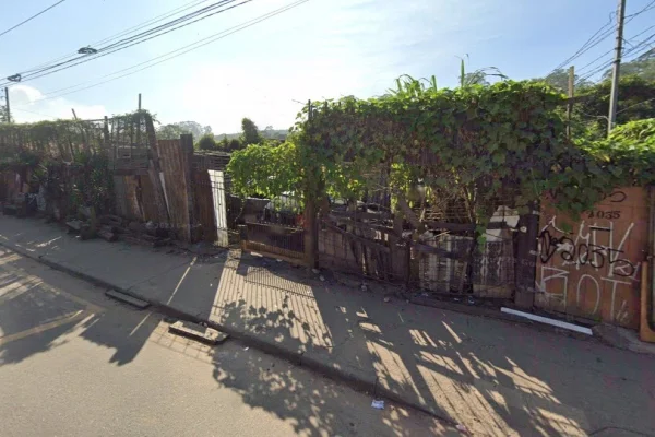 Foto colorida de terreno invadido em Santo André - Metrópoles