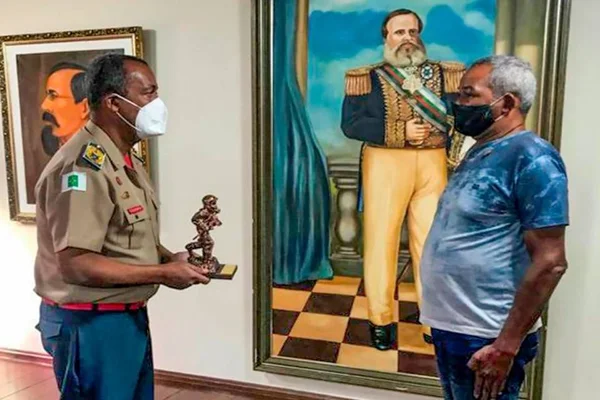 Bombeiro que socorreu bebê em contêiner de lixo no DF recebe homenagem