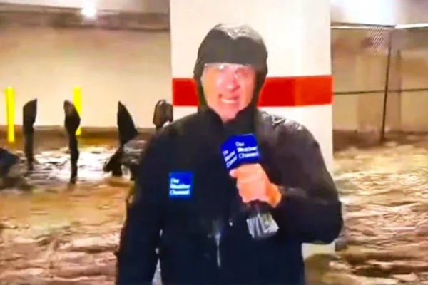 Imagem colorida de reporter em furacão