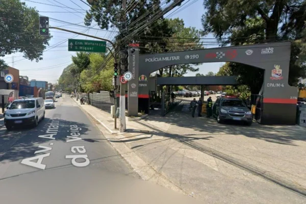 Foto colorida de fachada do Comando de Policiamento de Área Metropolitana, da Polícia Militar do estado de São Paulo.