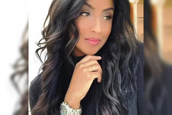 foto colorida. Mulher negra com cabelo preto liso