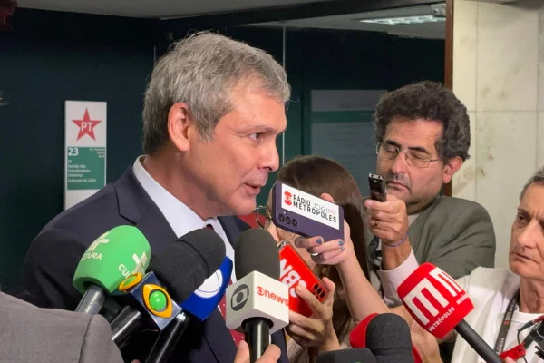 Imagem colorida mostra líder do PT | Metrópoles