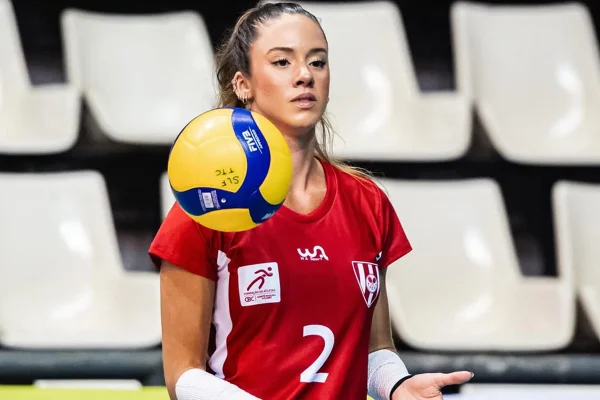 Imagens fortes: jogadora de vôlei Júlia Azevedo mostra ferimento à bala após ataque - Metrópoles