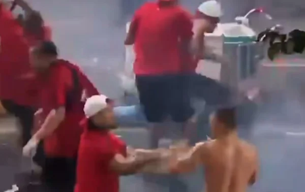 Imagem colorida de confusão entre torcedores do Flamengo na saída do Maracanã- MEtrópoles