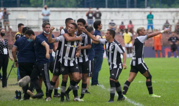 Botafogo vence nos pênaltis e vai para as quartas